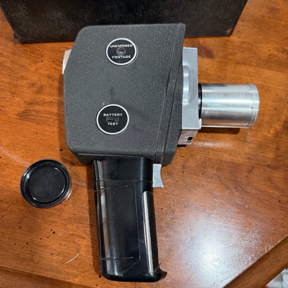 Wards 750 Zoom Reflex 8mm Movie Camera F1.8 Lens, Box & Manual, Black - untested - Picture 2 of 8